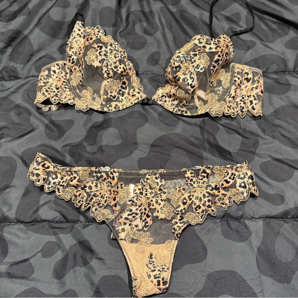 NWT Victorias Secret Bra/Thong Set 32C/S
